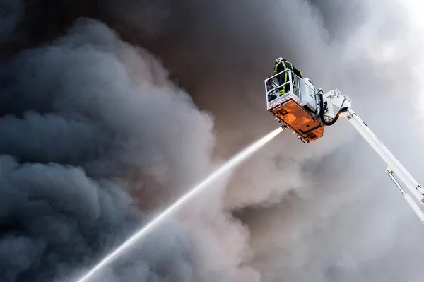 Brandweerman op het werk — Stockfoto