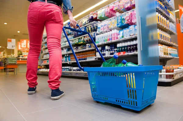 Einkaufen im Supermarkt — Stockfoto