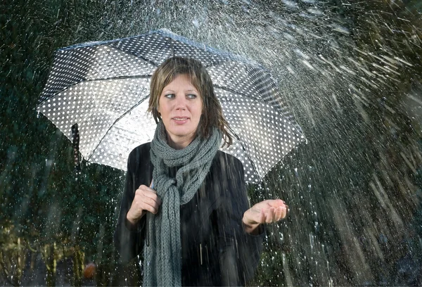 Vrouw onder paraplu — Stockfoto