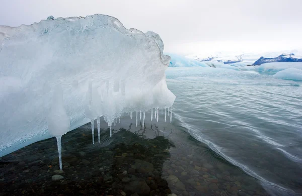 手配の氷を溶かす — ストック写真