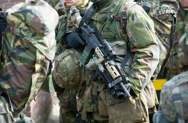 Żołnierz z bronią — Zdjęcie stockowe