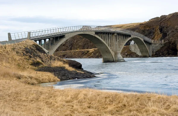 Puente a través del río —  Fotos de Stock