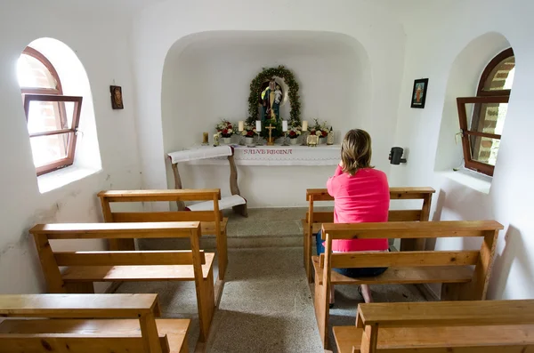 Bön i kapellet — Stockfoto