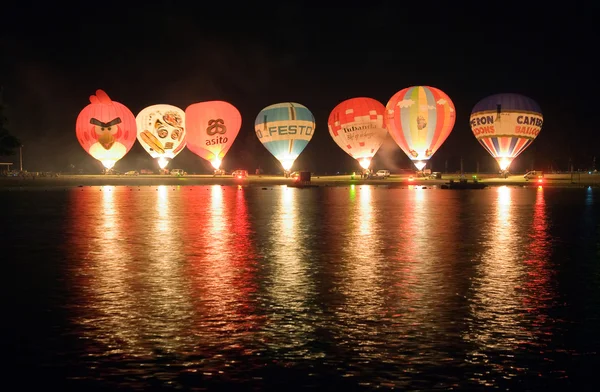 Nachtglühen mit Heißluftballons — Stockfoto