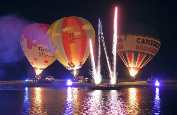 Nachtglühen mit Heißluftballons — Stockfoto