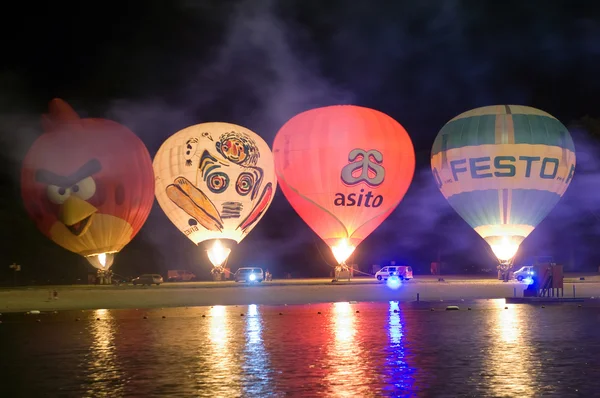 Nachtglühen mit Heißluftballons — Stockfoto