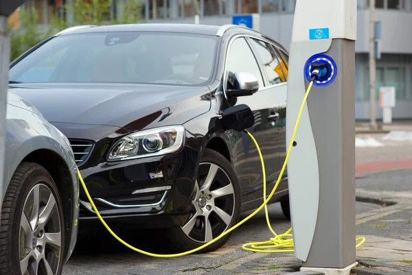 Carros elétricos na estação de carregamento — Fotografia de Stock