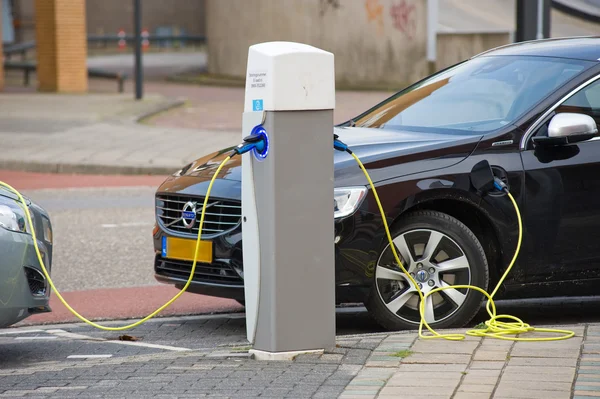 Electric cars at charging station — Stock Photo, Image