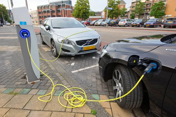 Electric cars at charging station — Stock Photo, Image