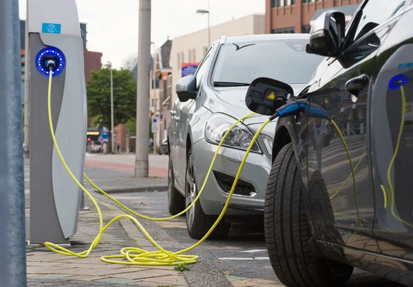 Carros elétricos na estação de carregamento — Fotografia de Stock