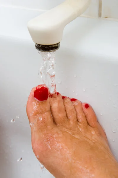 Warmwasser aus dem Badewasserhahn — Stockfoto