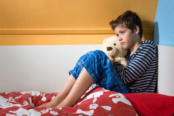 Triest en depressief jongen op zijn bed — Stockfoto