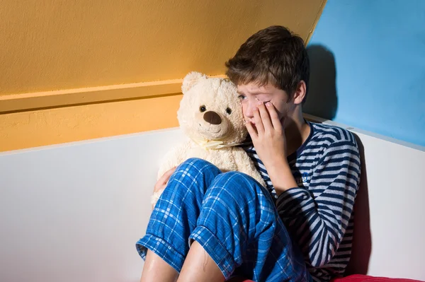 genç çocuk ağlıyor