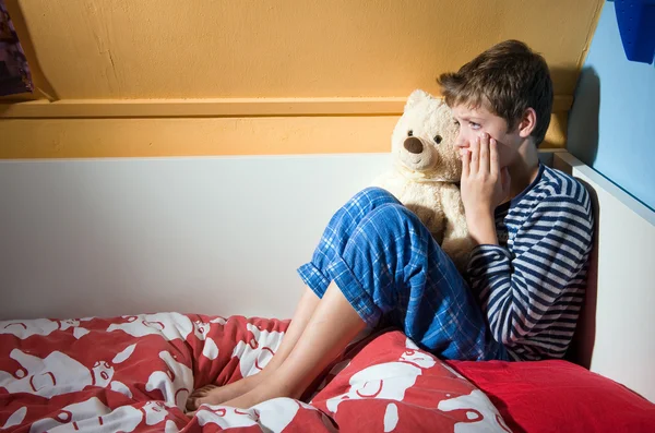 Menino chorando em sua cama — Fotografia de Stock