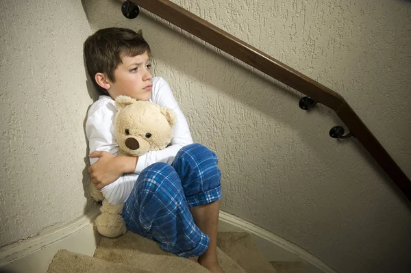 Triste e deprimido menino no canto — Fotografia de Stock