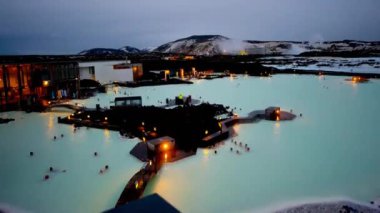 Mavi göl günbatımı zamanı Tur