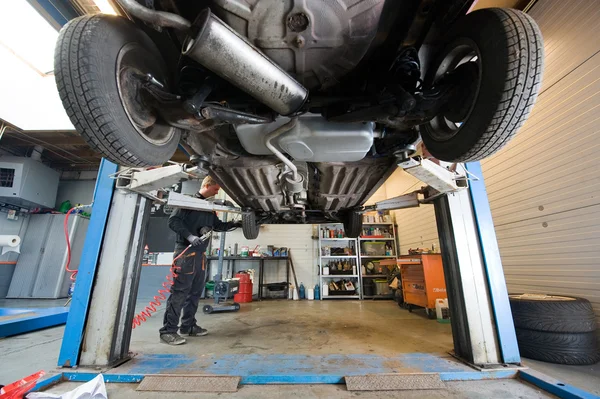 Carro na garagem — Fotografia de Stock