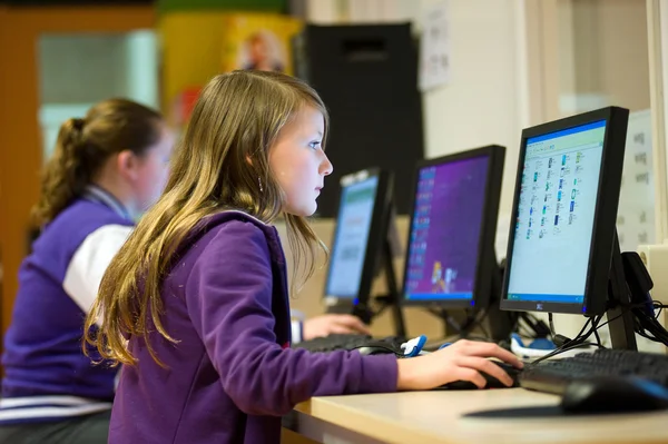 Meisje werken met computer — Stockfoto