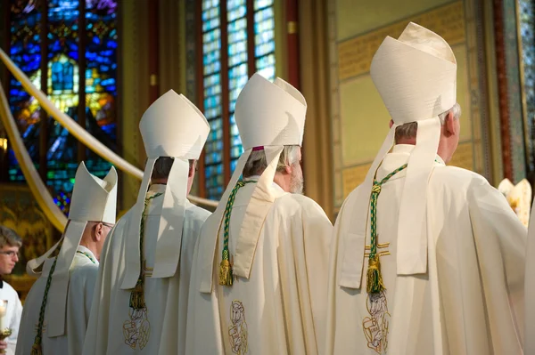 Biskupi podczas mszy — Zdjęcie stockowe