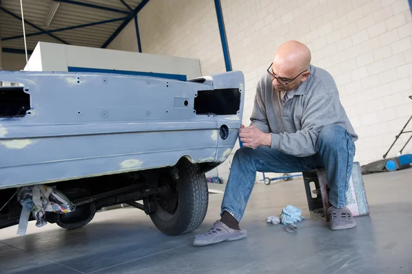 Reparatör på jobbet — Stockfoto