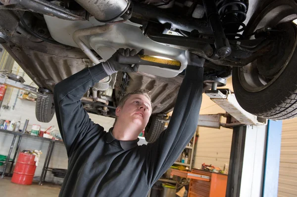 Repairing and checking a car — Stock Photo, Image
