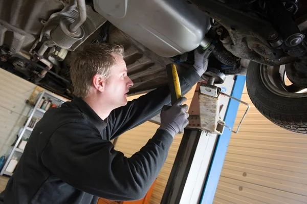 Riparazione e controllo di un'auto — Foto Stock