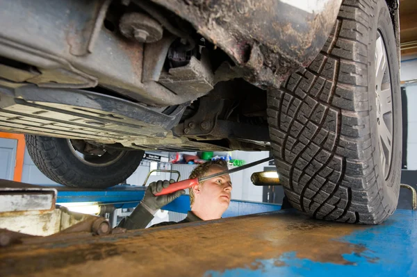 修理と車をチェック — ストック写真