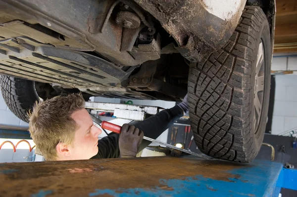 Riparazione e controllo di un'auto — Foto Stock