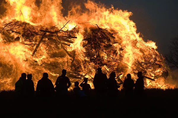 Riesiges Lagerfeuer mit Osterfeuer — Stockfoto