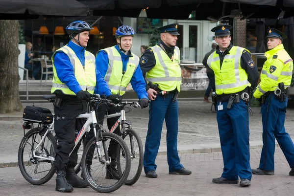 Poliser på övervakning — Stockfoto