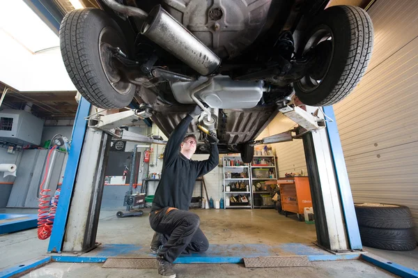 Auto v garáži — Stock fotografie