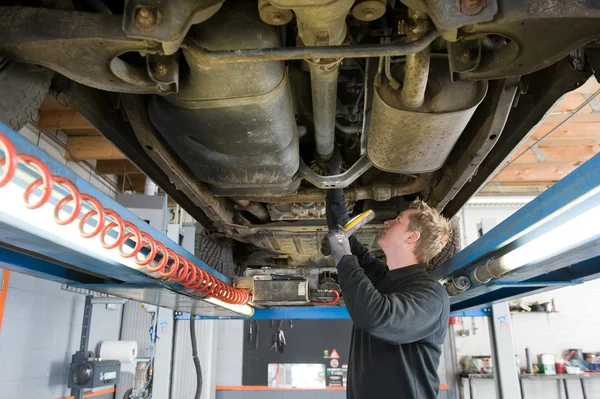 Reparera och kontrollera en bil — Stockfoto