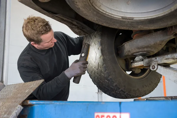 Bil i garage — Stockfoto