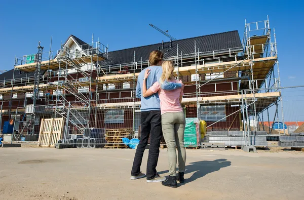 Jong stel voor nieuwbouw — Stock fotografie