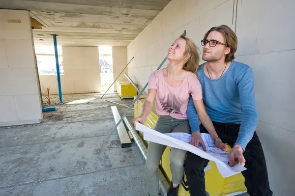 Junges Paar auf Baustelle — Stockfoto