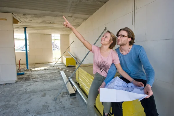 Young couple on construction site — Stock Photo, Image