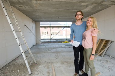 genç bir çift inşaat sitesinde