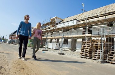 genç bir çift inşaat sitesinde