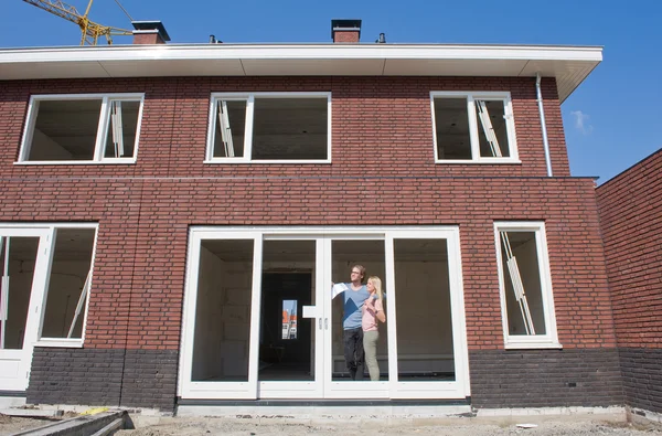 Jong koppel op de bouwplaats — Stockfoto