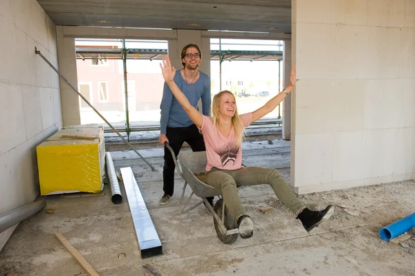 Casal jovem no canteiro de obras — Fotografia de Stock