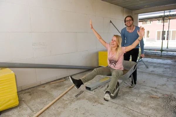 Jeune couple sur chantier — Photo