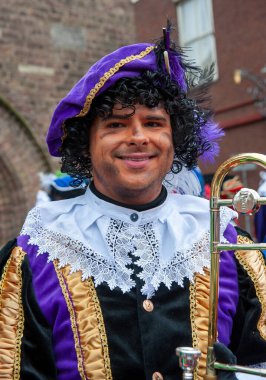 ENSCHEDE, NETHERLANDS - 13 Kasım 2021: Kara Pete Hollanda Sinterklaas 'ının yardım eli. Bugünlerde tamamen siyah değil..