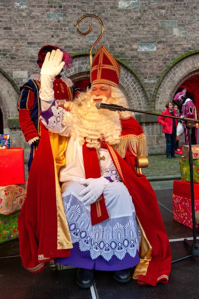 Enschede Netherlands 2021年11月13日 被称为 Sinterklaas 的矮小圣诞老人正在进城向孩子们挥手 — 图库照片