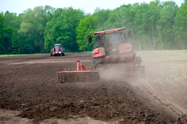 Agricultor Está Lavrando Suas Terras Secas Enquanto Outra Máquina Esquerda — Fotografia de Stock