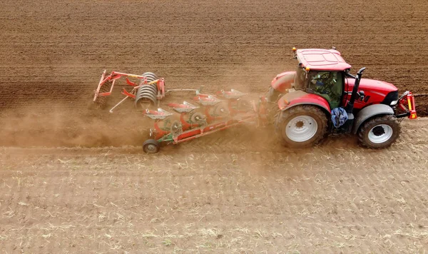 Agricultor Está Lavrando Suas Terras Secas Primavera — Fotografia de Stock