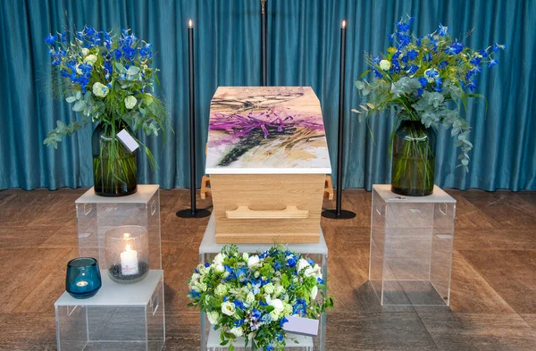 Coffin Flower Arrangement Funeral Home — Stock Photo, Image