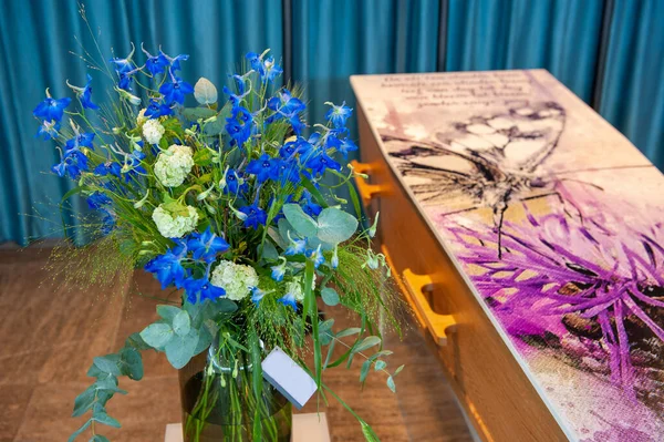 Труна Квітковою Композицією Похоронному Будинку — стокове фото