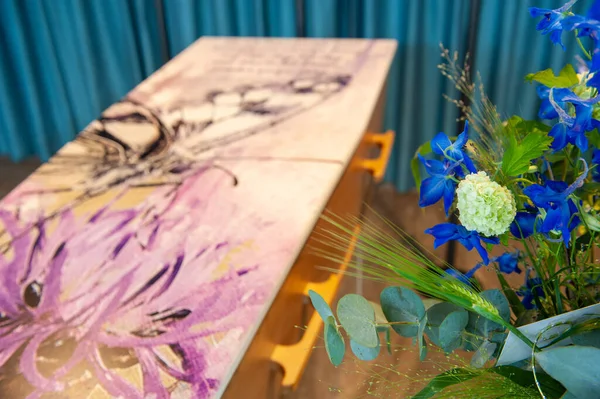 Cercueil Avec Arrangement Floral Dans Salon Funéraire — Photo