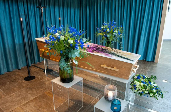 Ataúd Con Arreglo Floral Una Funeraria — Foto de Stock