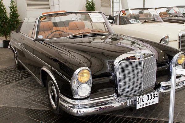 Mercedes-benz 300se kabriolet, vintage samochody — Zdjęcie stockowe